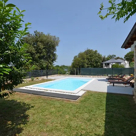 Nyaraló Eta With Pool